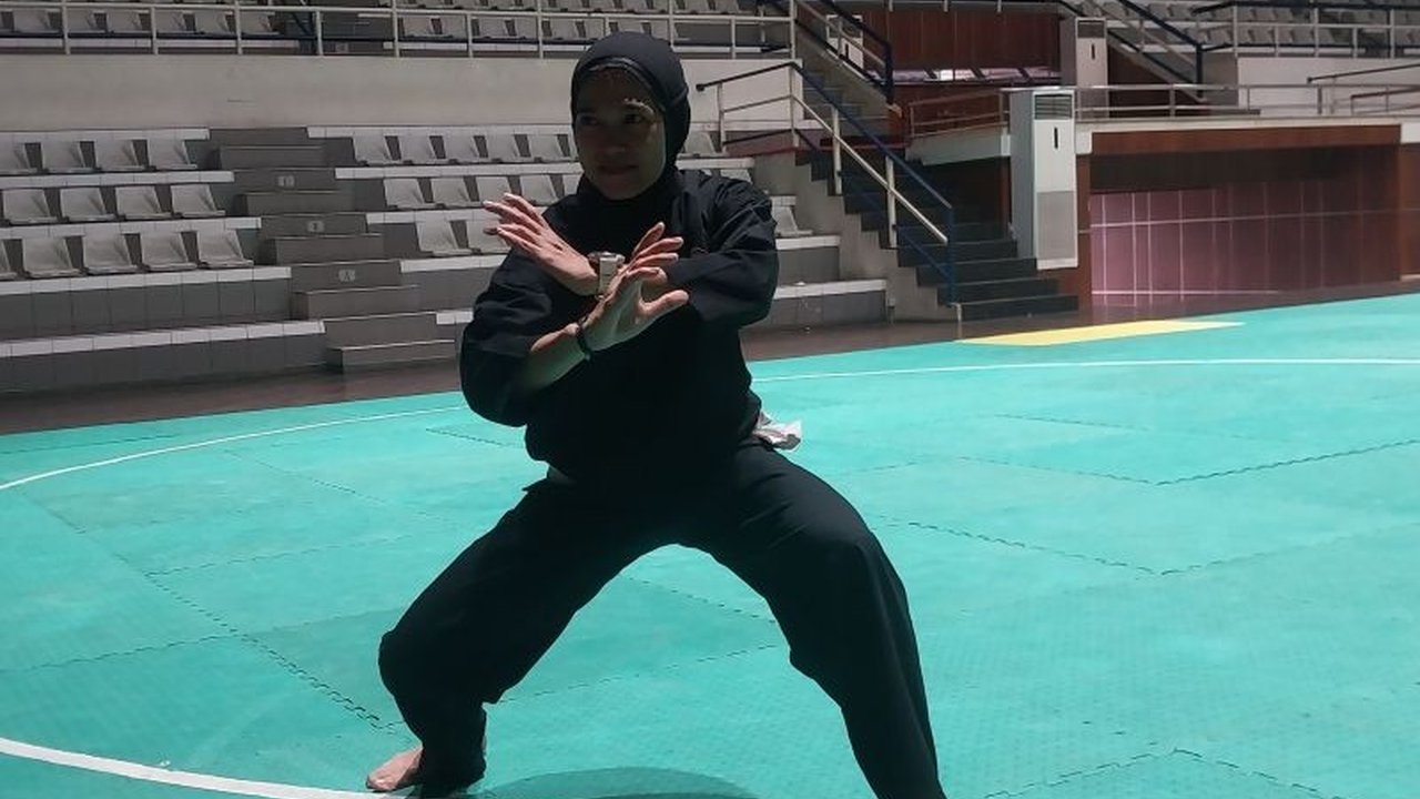 Pesilat andalan Indonesia, Puspa Arum Sari, bertekad meraih medali emas ketiganya di SEA Games 2025 Thailand. Mampukah ia mencetak hattrick emas di ajang bergengsi ini?