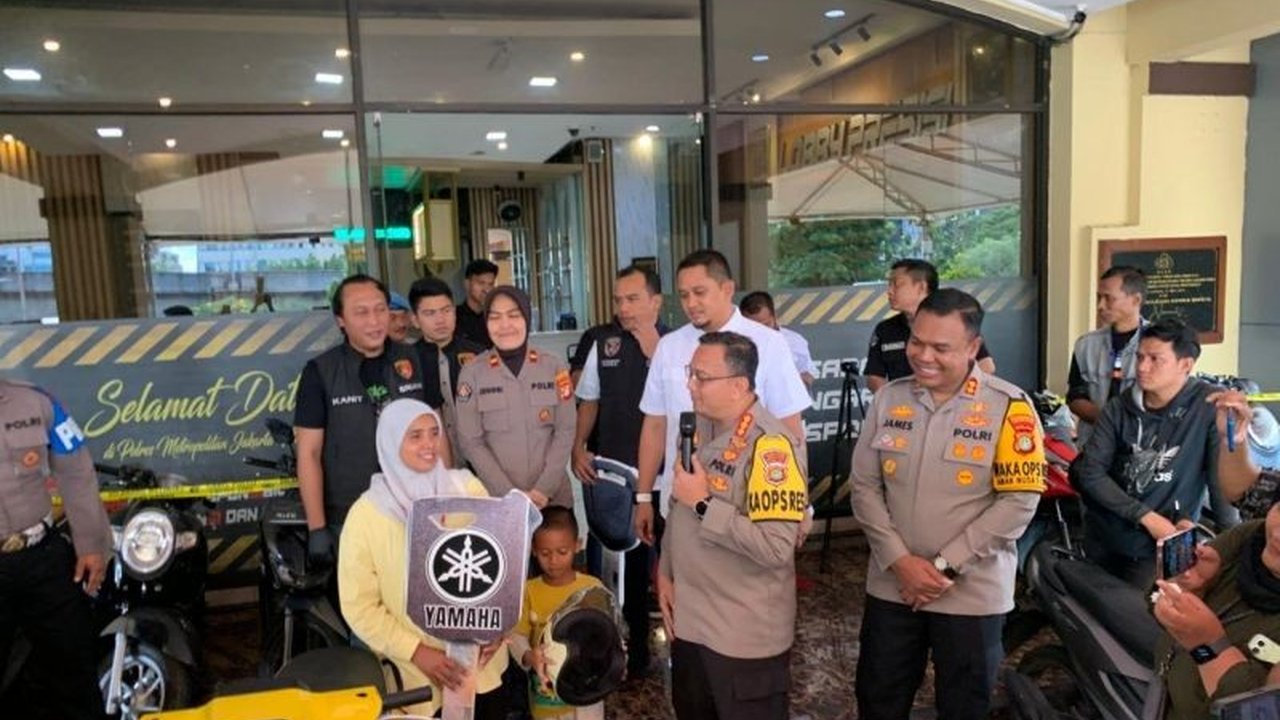 Sindikat Modus Curanmor STNK Palsu terungkap, kirim puluhan motor curian lintas provinsi ke Jambi via ekspedisi menggunakan STNK dan pelat palsu. Bagaimana aksinya bisa terbongkar dan motor dikembalikan?