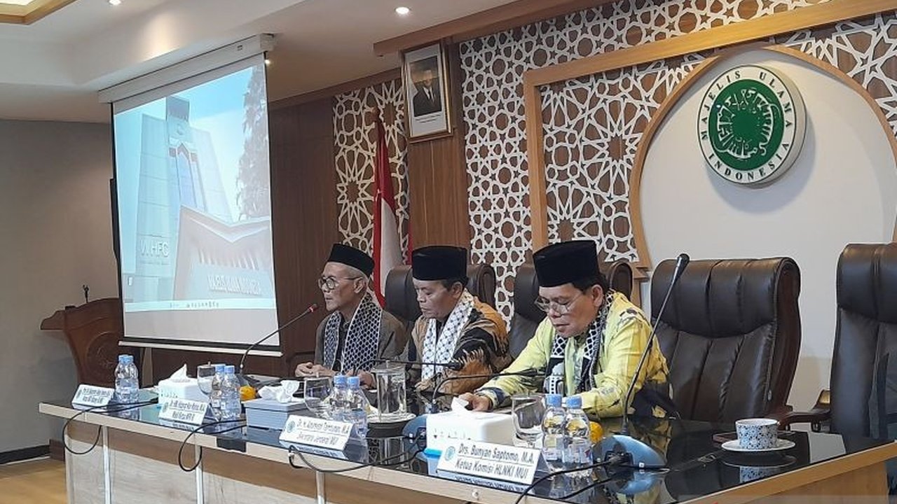 Majelis Ulama Indonesia (MUI) mengajak seluruh bangsa Indonesia memperkuat solidaritas Palestina dan menolak normalisasi dengan Israel, menegaskan dukungan kemerdekaan adalah jihad kemanusiaan.