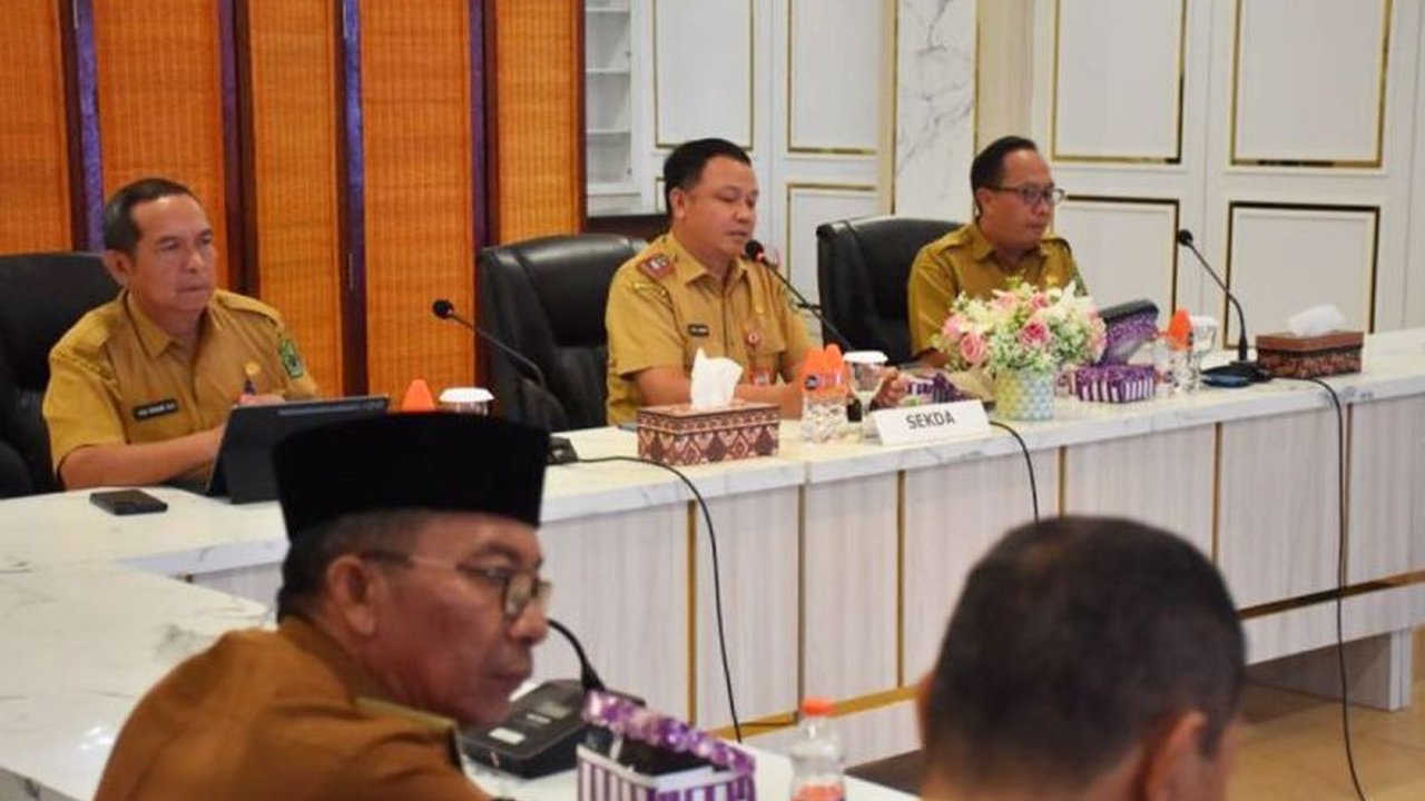 Pemkab Kapuas gerak cepat membahas program bedah rumah bagi 143 keluarga terdampak puting beliung, memastikan penanganan tepat sasaran dan pemulihan segera.