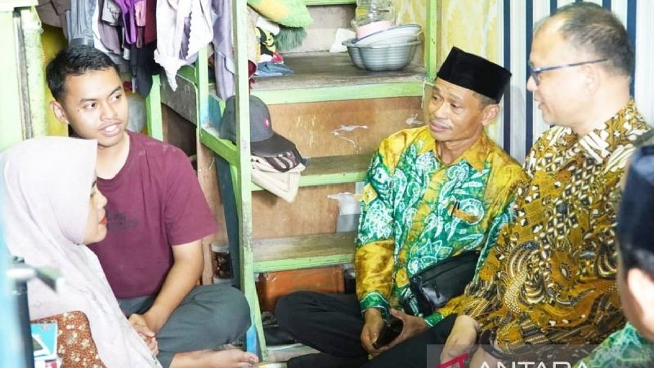 Dirjen Dikti menyemangati Jalu Eko Prasetyo, mahasiswa penerima beasiswa KIP Kuliah ULM, di Banjarmasin, menegaskan komitmen pemerintah dalam pendidikan tinggi.