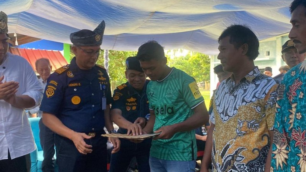Direktur PLP Kemenhub bersama Bupati Bintan menggalakkan kampanye keselamatan pelayaran nelayan di Pulau Pangkil, Bintan, dengan membagikan 230 life jacket dan edukasi penting. Ini demi meningkatkan kesadaran nelayan.