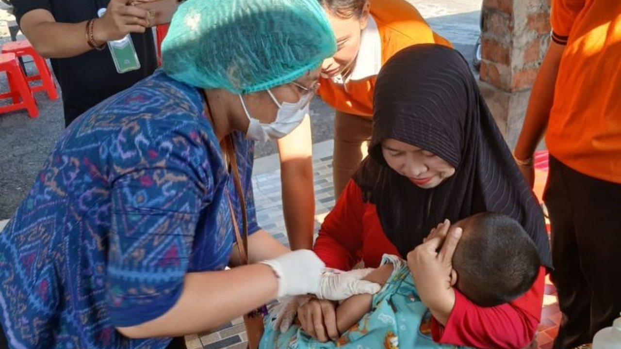 Dinas Kesehatan Denpasar gencar adakan imunisasi campak massal gratis di Dusun Wanasari pada 7-9 Oktober 2025, sasar anak usia 9 bulan hingga 7 tahun. Program ini cegah penyebaran campak pasca-banjir. Apa urgensinya?
