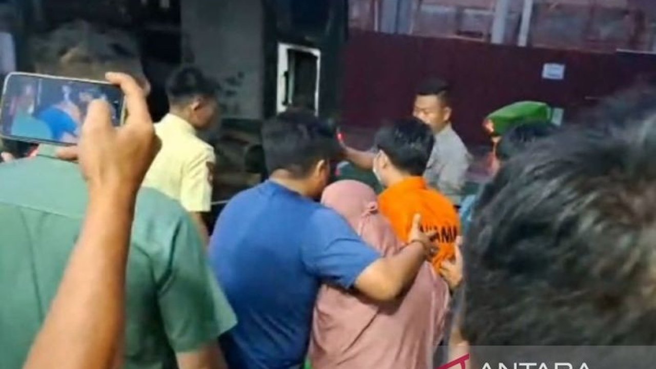Kejaksaan Negeri Rejang Lebong kembali menetapkan tersangka baru dalam kasus korupsi RSUD Rejang Lebong, seorang pegawai honorer yang namanya dicatut sebagai direktur CV fiktif. Siapa dia?