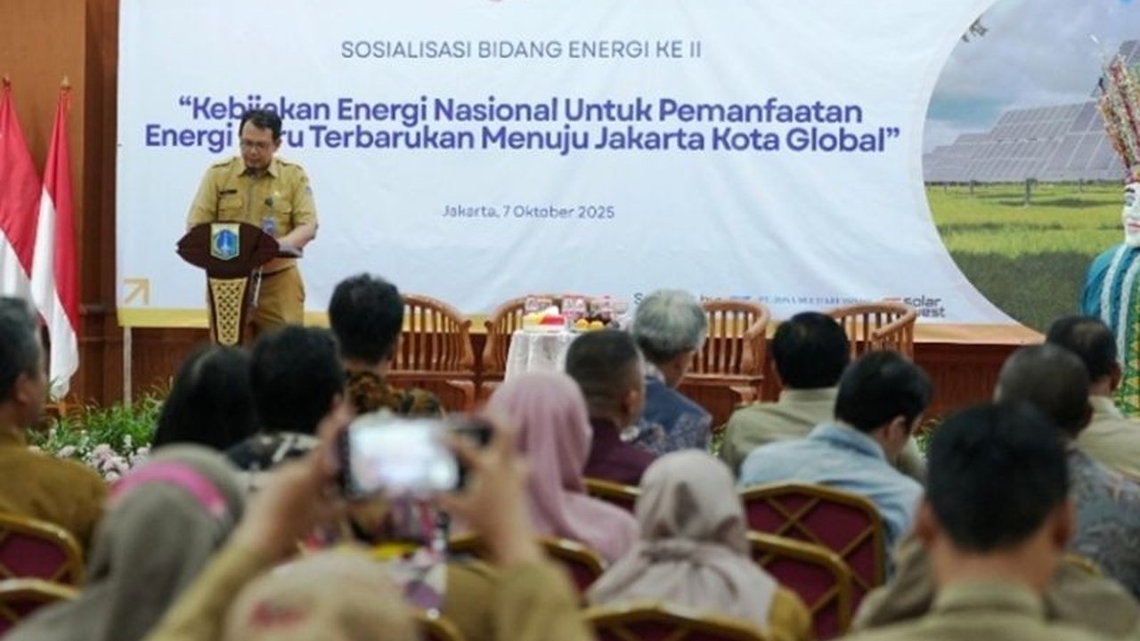 Pemerintah Kota Jakarta Barat sukses menghemat biaya dan menekan emisi karbon berkat implementasi PLTS di enam lokasi. Simak bagaimana PLTS Jakarta Barat mewujudkan energi bersih.