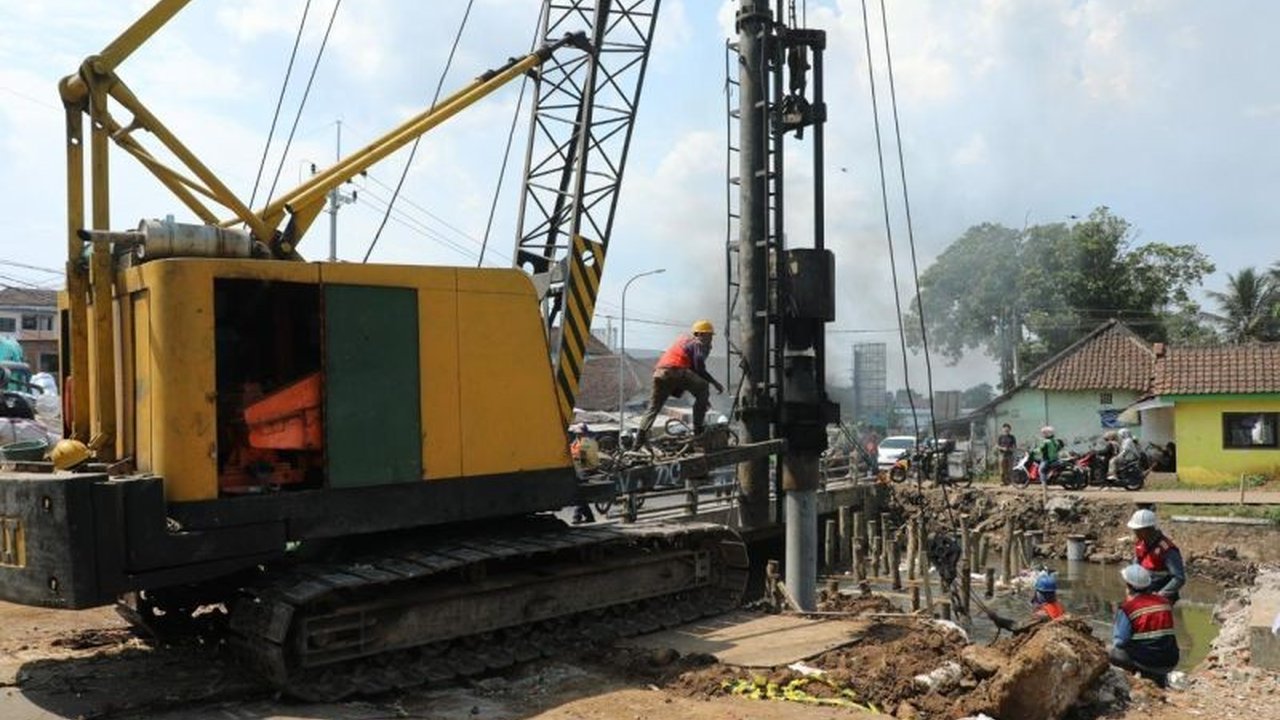 Pelebaran Jembatan KH Malik Dalam di Kota Malang tengah digarap serius oleh Pemkot, ditargetkan rampung November 2025 untuk mengatasi kemacetan parah dan memperkuat konektivitas antardaerah.