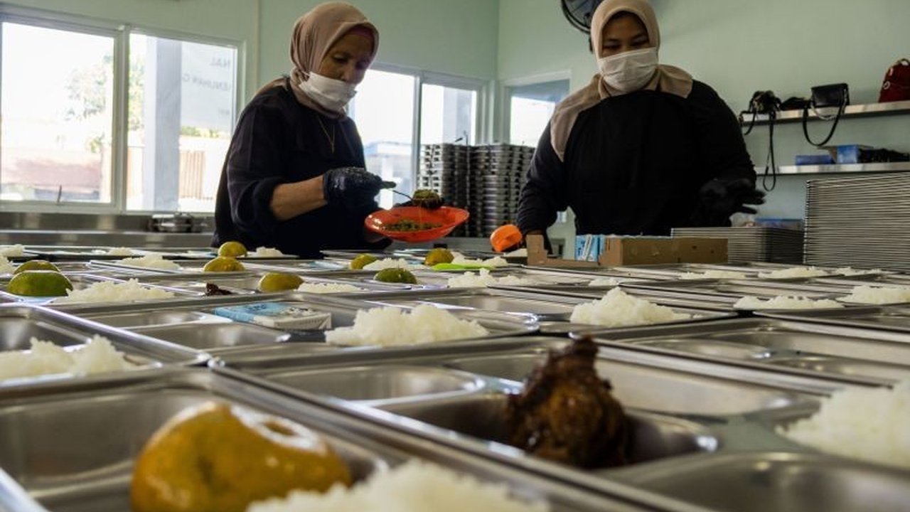 Program Makan Bergizi Gratis (MBG) disebut sebagai langkah mulia pemerintah membangun generasi sehat dan cerdas. Simak pandangan akademisi terkait pentingnya dukungan dan evaluasi program ini!