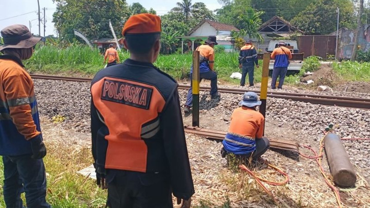 PT KAI Daop 7 Madiun secara agresif melakukan Penutupan Perlintasan Liar demi keselamatan perjalanan kereta api. Langkah ini penting untuk mencegah kecelakaan fatal, namun apa saja bahaya yang mengintai di perlintasan tidak resmi?