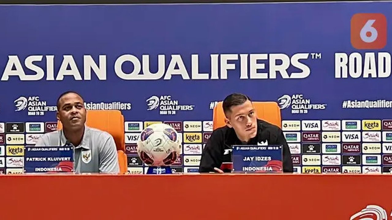 Pelatih Timnas Indonesia, Patrick Kluiverrt (kiri), dan kapten Timnas Indonesia, Jay Idzes, saat konferensi pers jelang pertandingan melawan Timnas Arab Saudi di King Abdullah Sports City,