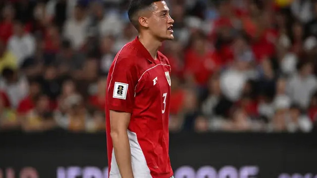 Bek Timnas Indonesia, Jay Idzes dalam pertandingan kualifikasi Piala Dunia 2026 zona Asia antara Australia dan Indonesia di Sydney pada 20 Maret 2025. (Saeed KHAN / AFP)
