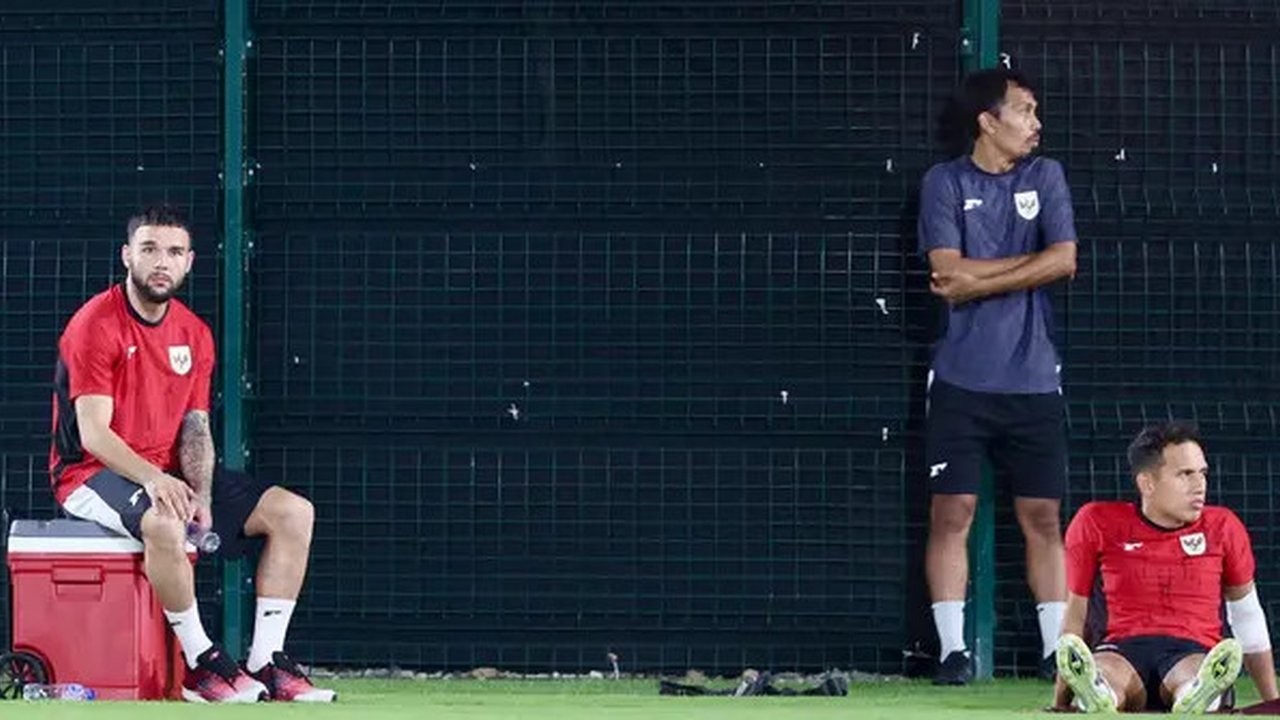 Bek kiri Timnas Indonesia, Calvin Verdonk duduk di atas kotak pendingin. Sementara Egy Maulana Vikri menjalani pemanasan dalam sesi latihan resmi skuad Garuda di Lapangan Latihan King Abdu