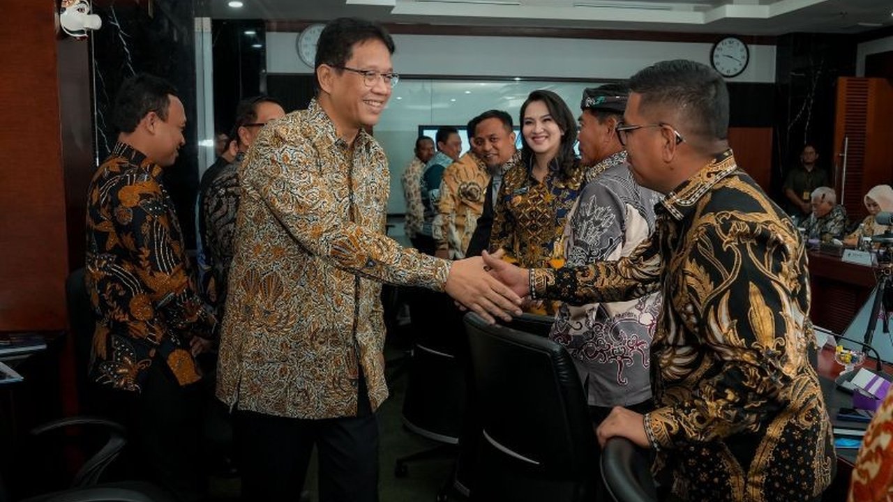 Pemprov Banten siapkan langkah strategis hadapi koreksi negatif TKD sebesar Rp554 miliar di 2026. Bagaimana daerah ini akan menjaga stabilitas fiskalnya?