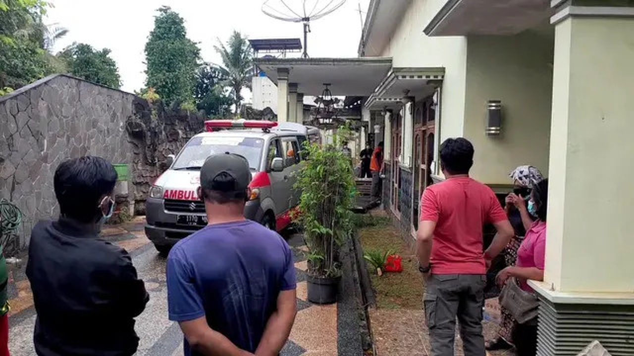 Warga Dusun Cetis, Desa Karang Anyar, Kecamatan Jati Agung, Lampung Selatan, digegerkan oleh penemuan mayat seorang wanita di dalam rumahnya pada Selasa (7/10/2025) siang (Liputan6.com/Ard
