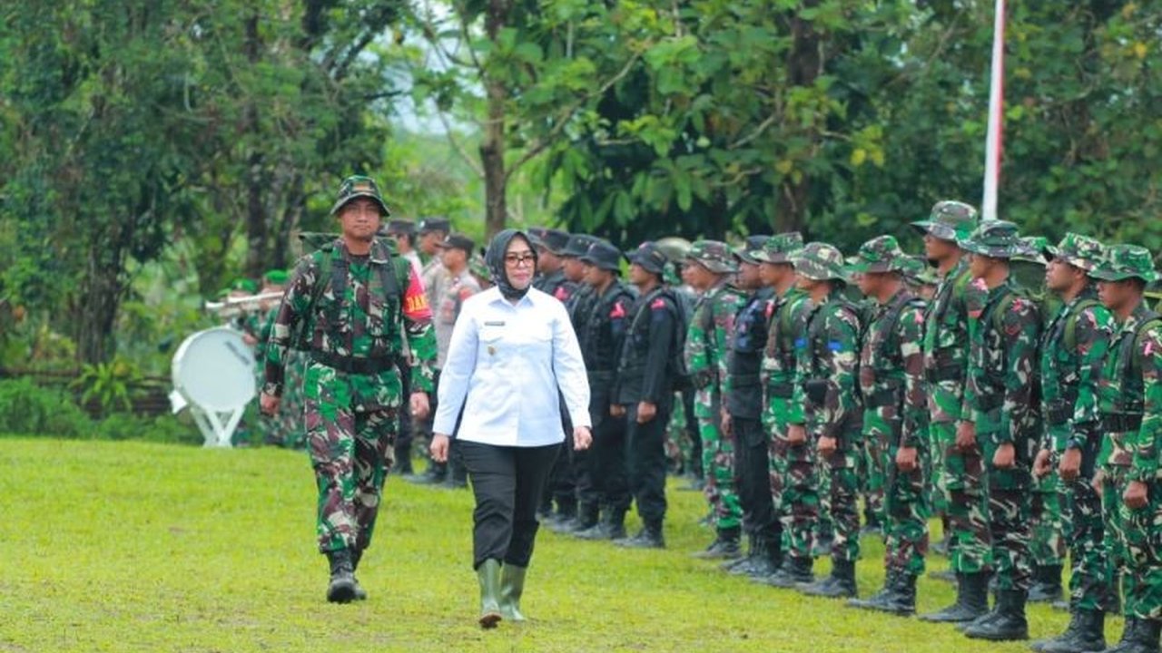 Program TMMD Ambon ke-126 oleh TNI dan Pemkot Ambon fokus bangun infrastruktur dasar di Desa Poka. Simak bagaimana program ini membawa perubahan signifikan bagi warga!