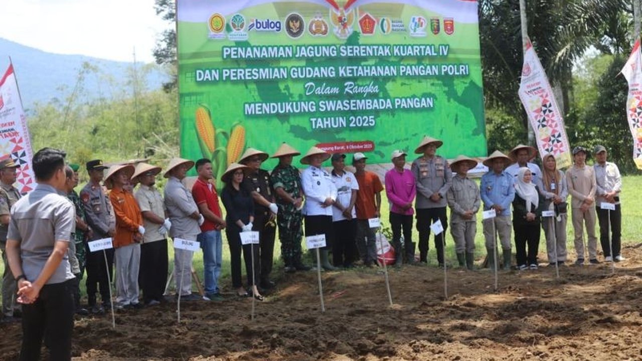 Wakil Bupati Lambar mengungkapkan kolaborasi Polri, pemerintah daerah, dan masyarakat menjadi kunci utama mewujudkan swasembada pangan Lampung Barat, khususnya jagung, demi kemandirian nasional. Simak selengkapnya!