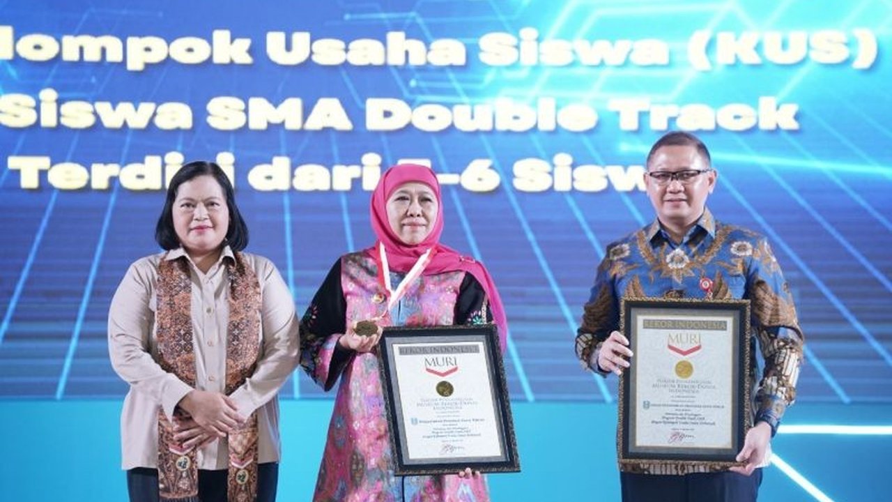 Program Double Track Jatim sukses mencatatkan Rekor MURI berkat pembentukan 1.600 kelompok usaha siswa (KUS), mencetak ribuan pelajar mandiri dan berdaya saing global.
