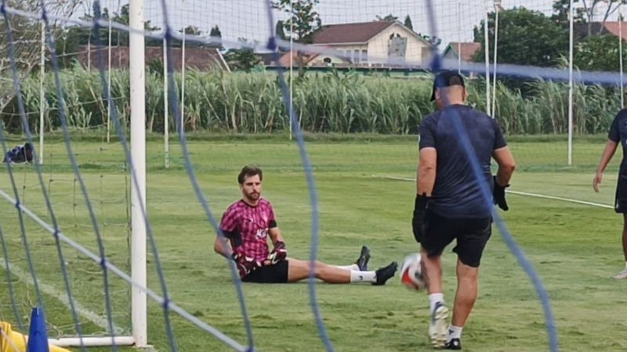 Persik Kediri maksimalkan jeda kompetisi untuk perbaikan tim, termasuk memantau kondisi kiper andalan Leonardo Navacchio yang sudah kembali berlatih jelang laga krusial melawan Borneo FC.