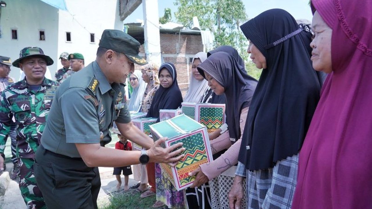 Kasdam XIV/Hasanuddin Brigjen TNI Sugeng Hartono menyalurkan Bantuan Sembako Korban Bencana Gowa, menunjukkan respons cepat Kodam XIV/Hasanuddin dan mengerahkan ratusan personel untuk rehabilitasi.