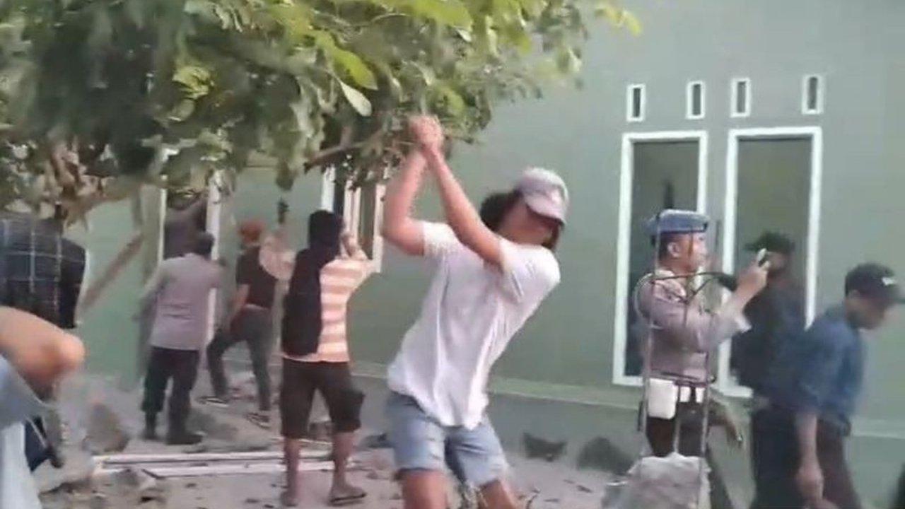 Polisi sedang menindaklanjuti aksi perusakan rumah istri Brigadir Esco di Lombok Barat yang terekam viral, padahal rumah tersebut masih menjadi barang bukti kasus pembunuhan suaminya.