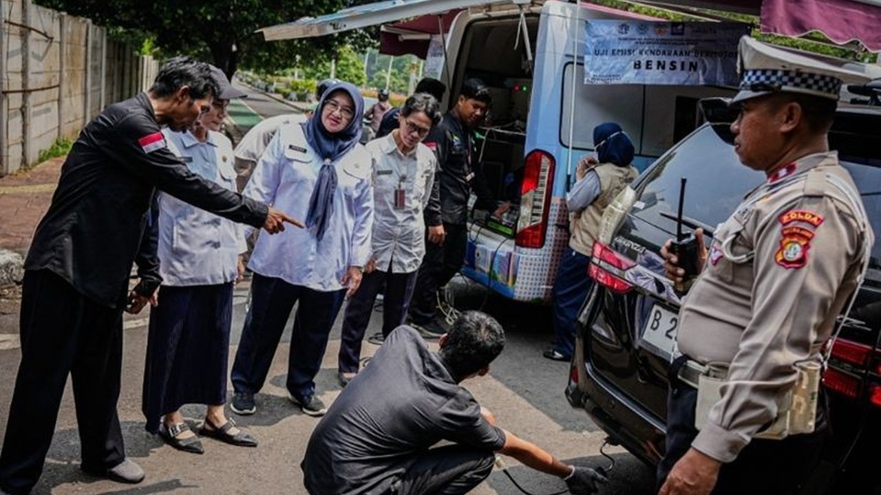 Sebanyak 128 kendaraan bermotor di Jakarta Barat menjalani uji emisi penaatan hukum. Sebanyak 13 kendaraan tidak lulus, memicu pertanyaan tentang kualitas udara Jakarta dan pentingnya program ini.