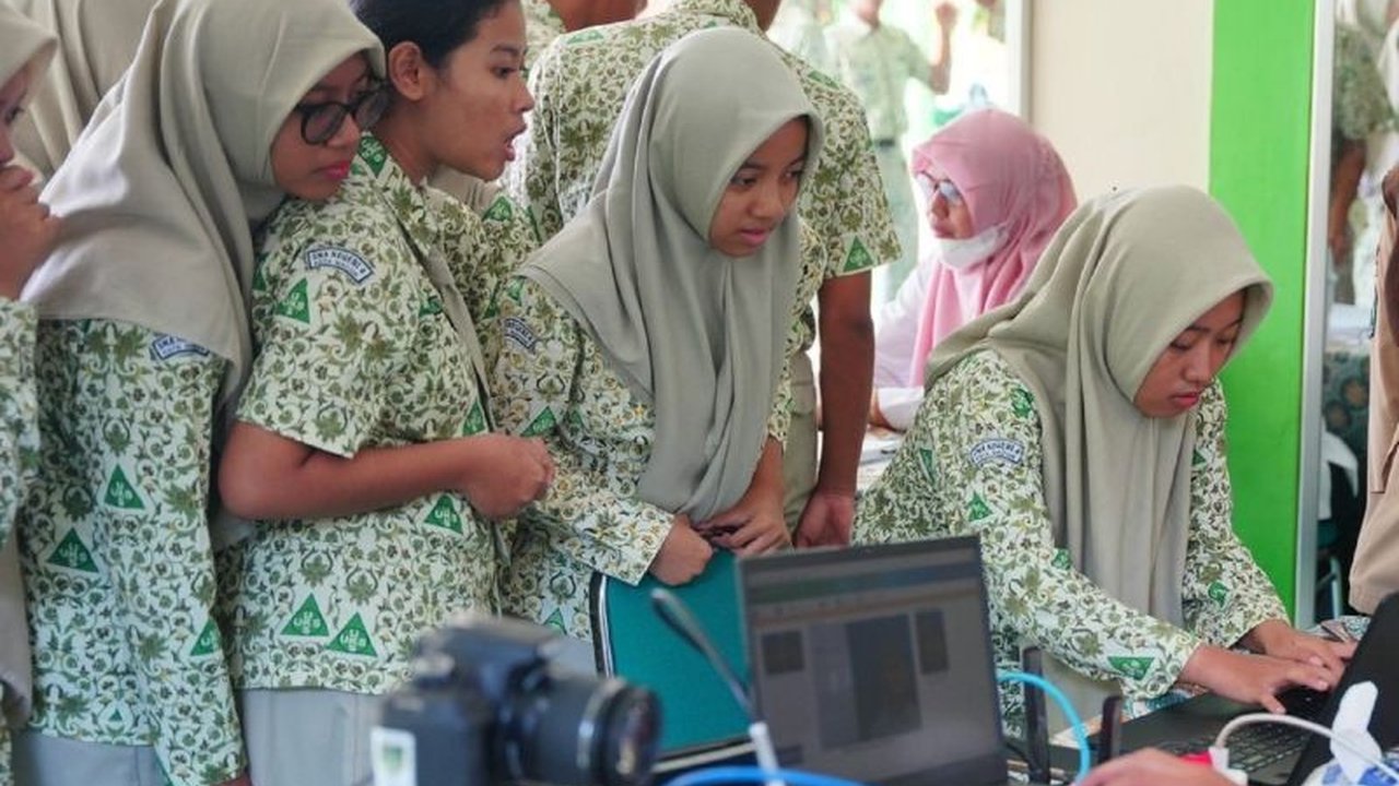 Dispendukcapil Madiun gencar lakukan perekaman e-KTP keliling di sekolah dan kelurahan, permudah warga penuhi target. Simak strategi jemput bola yang efisien ini!