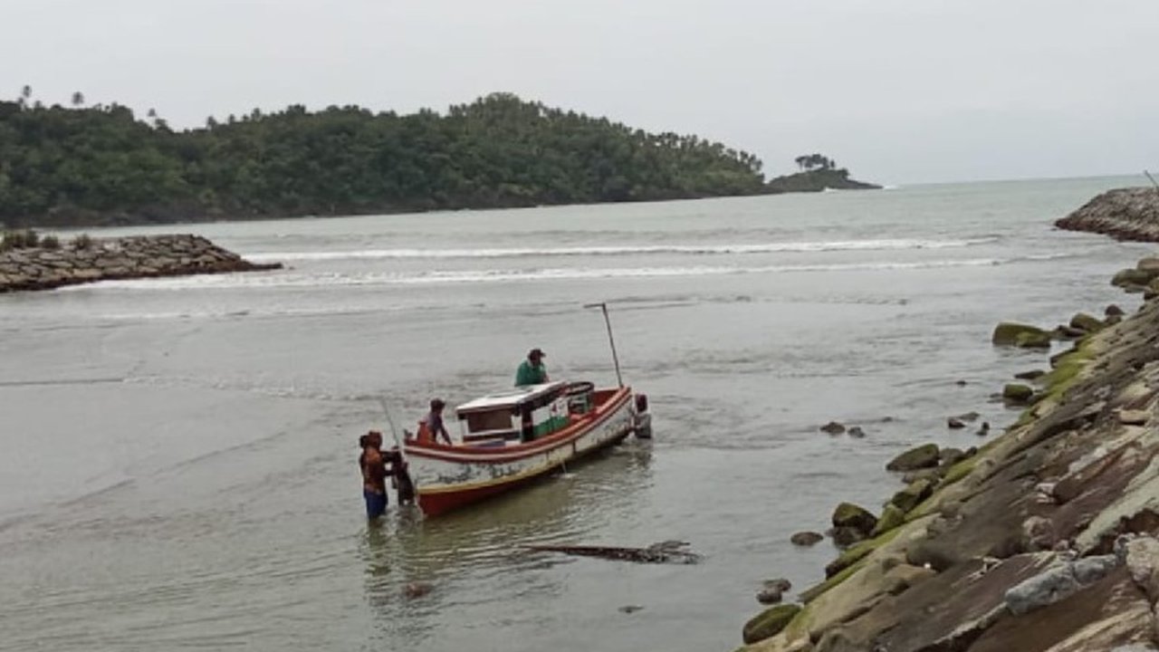 Ratusan nelayan di Lhok Kuala Daya, Aceh Jaya, terpaksa menganggur karena kondisi kuala dangkal Aceh menghambat akses melaut mereka. Pemerintah diharapkan segera bertindak.