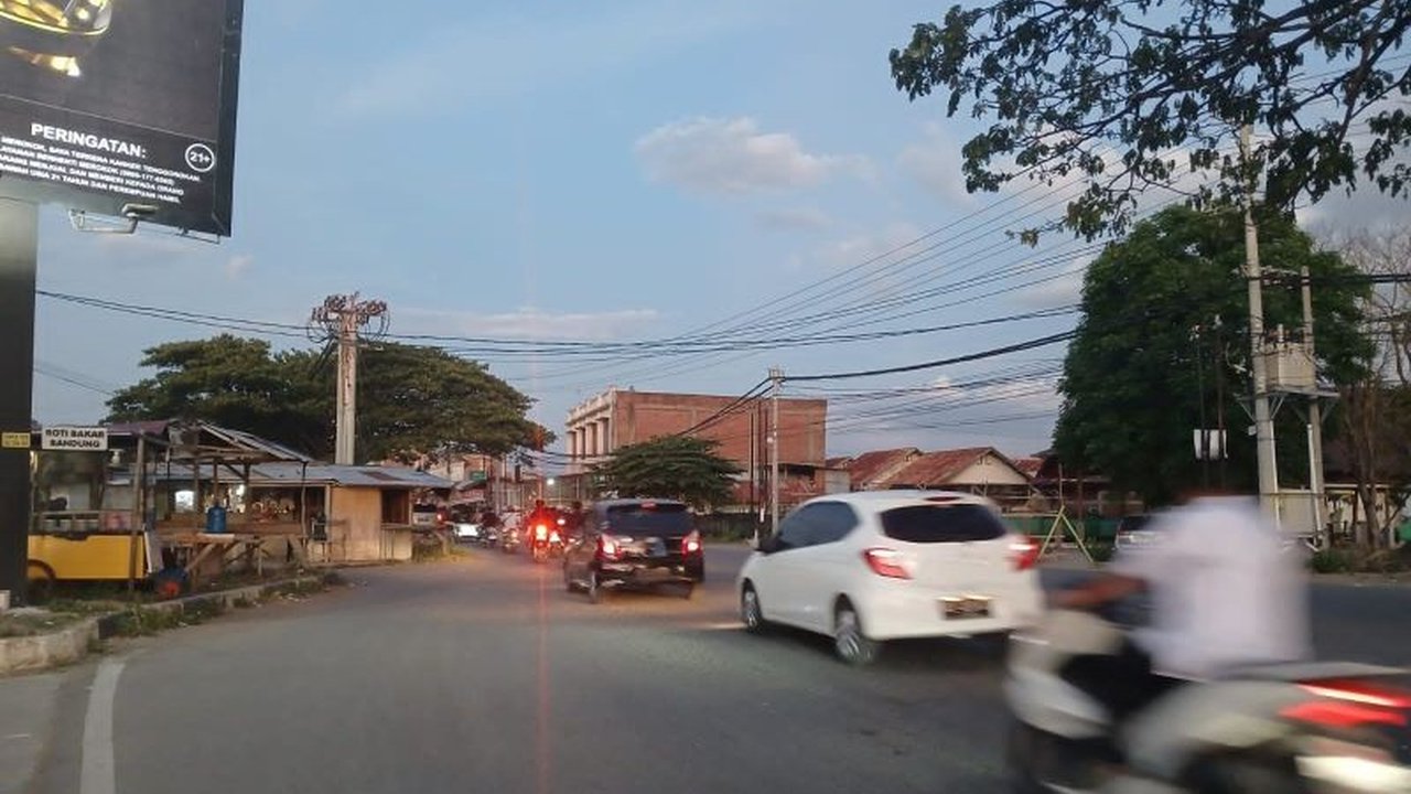 Anggota DPR RI Irmawan mengupayakan perluasan jalan menuju pintu Tol Sibanceh di Aceh Besar, ditargetkan rampung 2026. Proyek ini diharapkan melancarkan akses, namun pembebasan lahan jadi tantangan utama.