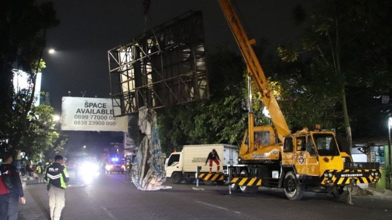 Satpol PP Kota Bandung serius gencarkan penertiban reklame ilegal yang mengganggu kenyamanan publik. Temukan bagaimana mereka menindak tegas pelanggar dan apa saja yang menjadi prioritas.