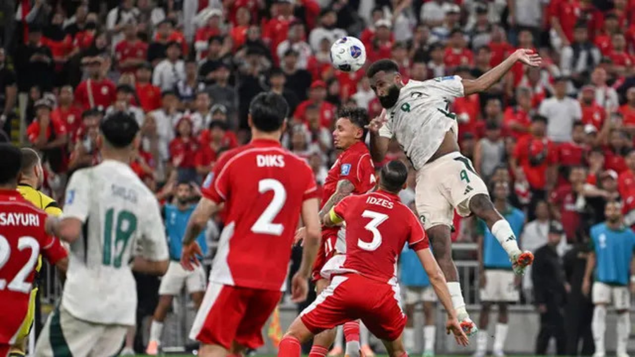 Pemain Arab Saudi, Feras Albrikan, mencetak gol ke gawang Timnas Indonesia pada laga Grup B putaran keempat Kualifikasi Piala Dunia 2026 Zona Asia di King Abdullah Sports City Stadium, Jeddah