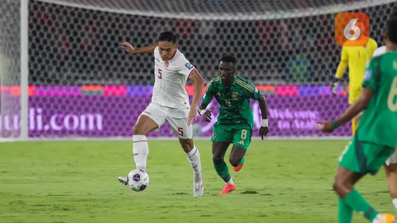 Pemain Timnas Indonesia, Rizky Ridho (kiri), menggiring bola dibayangi pemain Arab Saudi, Marwan Al-Sahafi, pada laga lanjutan putaran ketiga Grup C Kualifikasi Piala Dunia 2026