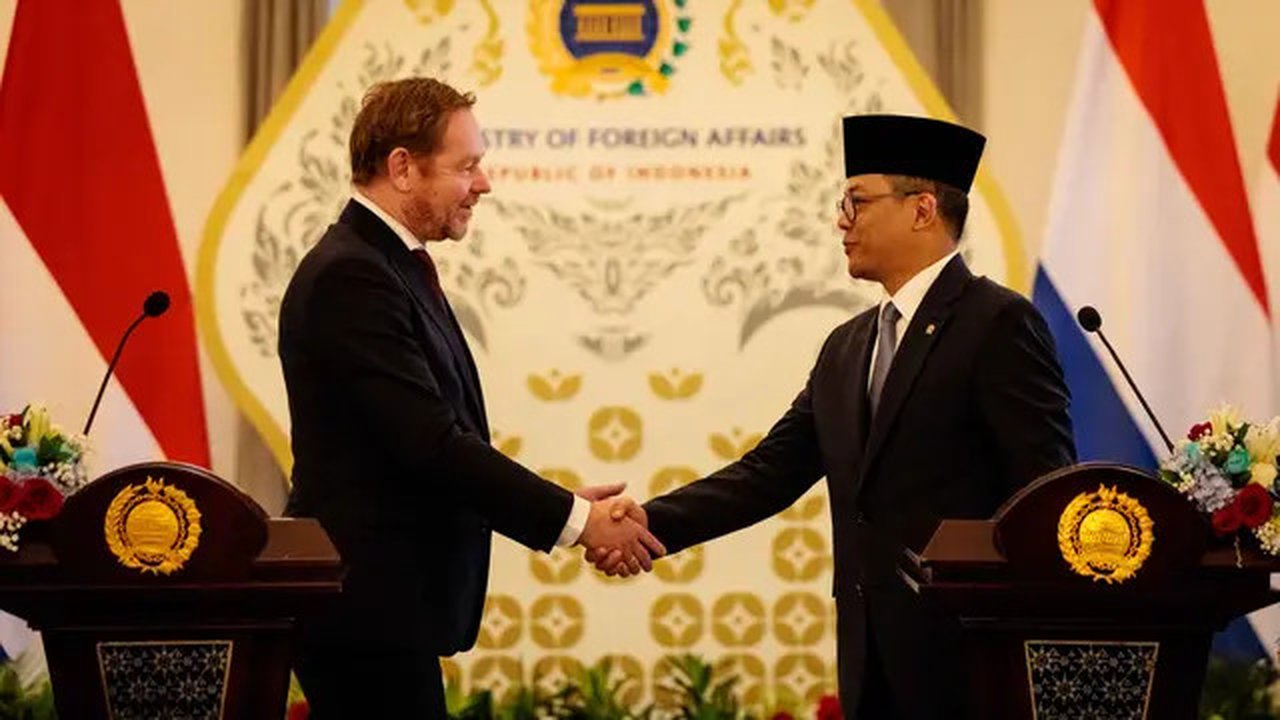 Menteri Luar Negeri Indonesia Sugiono (kanan) berjabat tangan Menteri Luar Negeri Belanda David van Weel setelah pertemuan bilateral di Kementerian Luar Negeri, Jakarta, pada Kamis 9 Oktober
