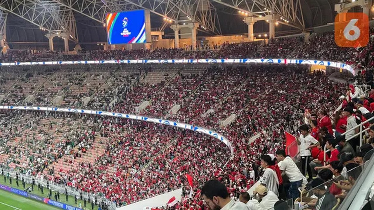 Suporter Timnas Indonessia memadati King Abdullah Stadium, Jeddah dalam laga melawan Arab Saudi, Kamis(9/10/2025). (Bola.com/Hery Kurniawan)
