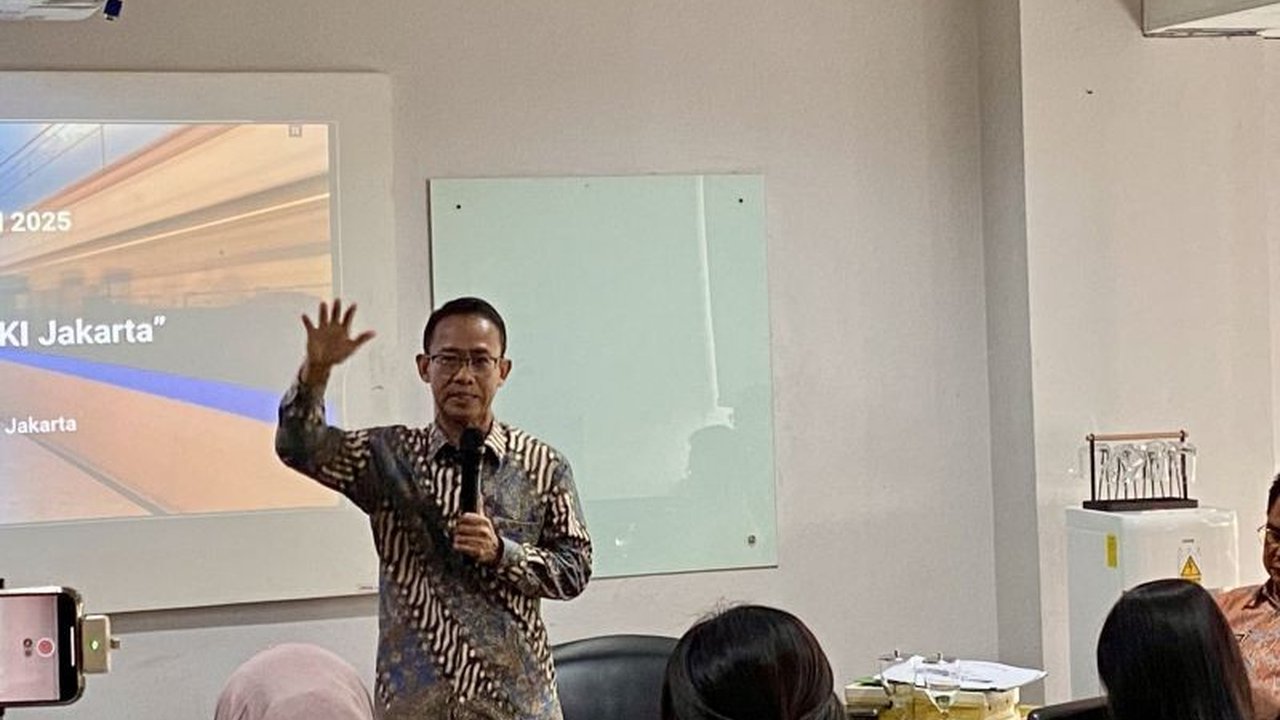 PT MRT Jakarta akan membangun Jembatan Melingkar Dukuh Atas, dijuluki 'Cincin Donat', untuk mengintegrasikan empat moda transportasi dan mengurai kemacetan. Simak detail proyek ambisius ini!