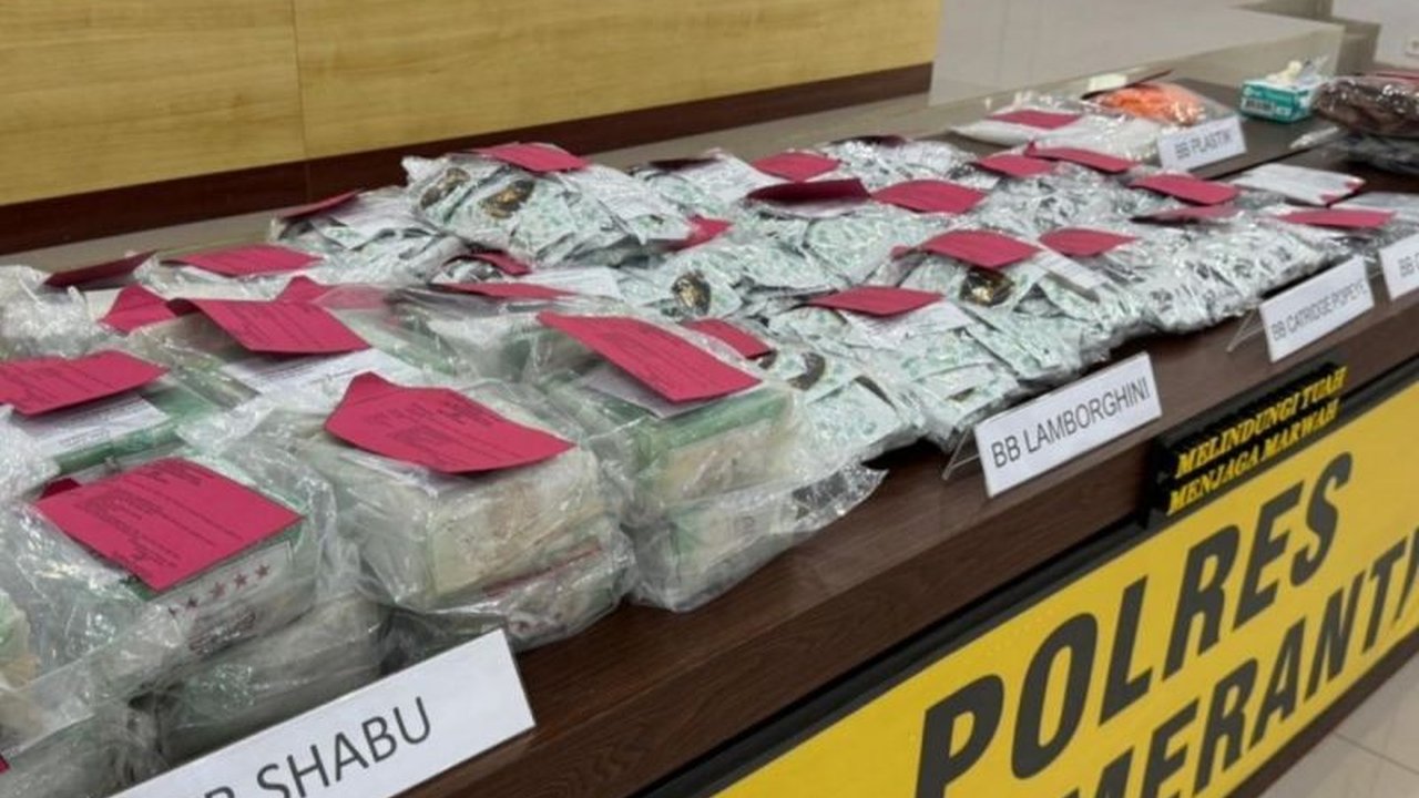 Polres Meranti Riau berhasil menggagalkan peredaran sabu 30 kg, liquid vape narkotika, dan 'Happy Water Lamborghini' dari Malaysia. Empat pelaku diringkus, cukup rusak satu generasi!