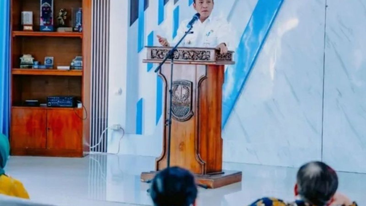 Pemkab Karawang berkolaborasi dengan Kementerian Tenaga Kerja meluncurkan program layanan kewirausahaan untuk mencetak wirausaha baru, memanfaatkan potensi daerah dan rekor MURI UMKM demi atasi pengangguran.