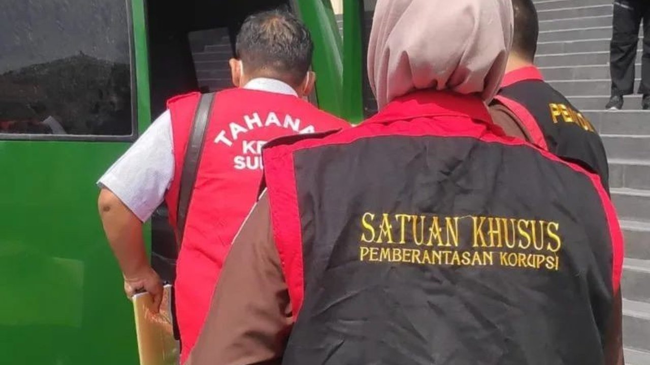 Kejaksaan Tinggi Sulawesi Tengah menahan tiga tersangka kasus Korupsi Jalan Parimo, melibatkan Pejabat Pembuat Komitmen (PPK) dan penyedia proyek, setelah ditemukan dua alat bukti.