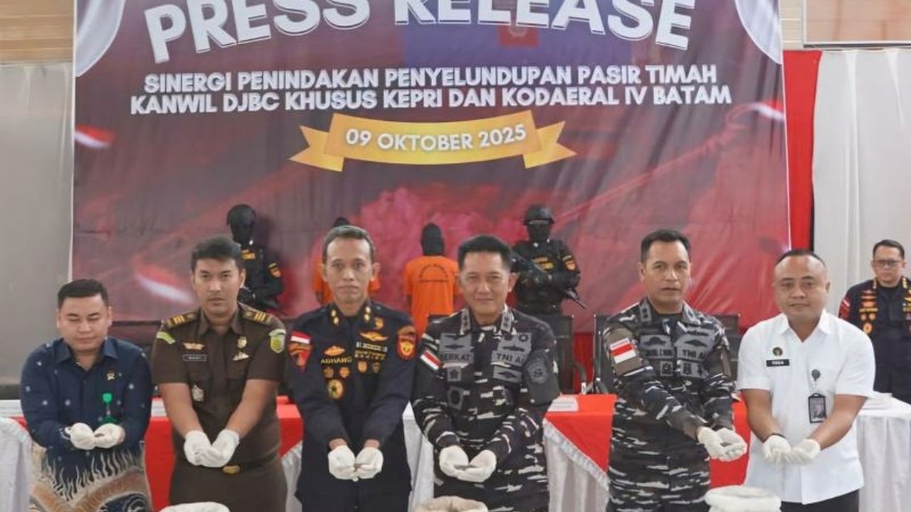 Bea Cukai Kepri dan TNI AL berhasil menggagalkan penyelundupan pasir timah seberat 25,9 ton senilai Rp5,2 miliar di Perairan Pulau Pengibu, mengungkap jaringan ilegal yang merugikan negara.
