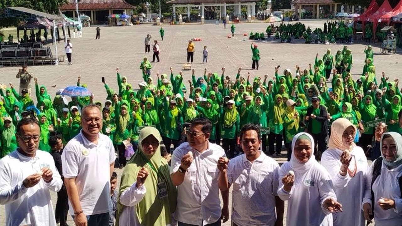 Ribuan siswa dan guru di Ponorogo menggelar aksi makan telur bersama, kampanye gizi protein hewani untuk cegah stunting dan penuhi nutrisi. Aksi makan telur Ponorogo ini menarik perhatian!