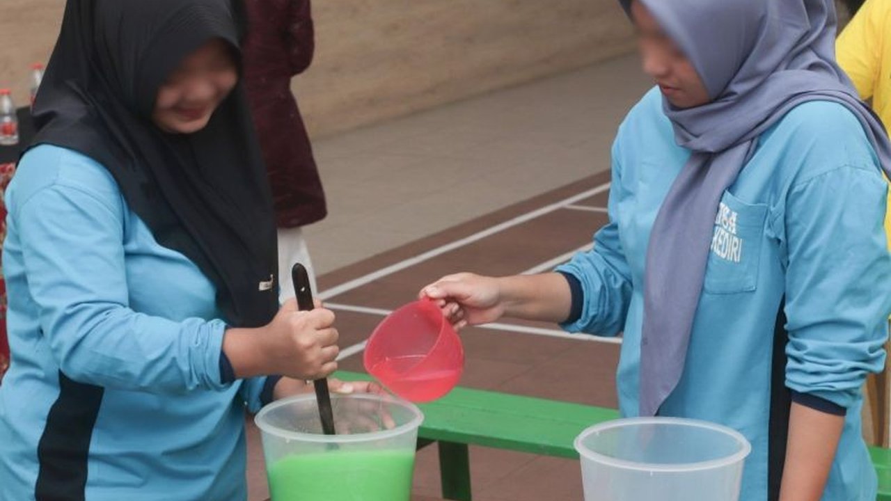 Lapas Kediri serius berdayakan warga binaan! Lewat Pelatihan Keterampilan Lapas Kediri, mereka diajari membuat sabun alami sebagai bekal usaha mandiri. Penasaran hasilnya?