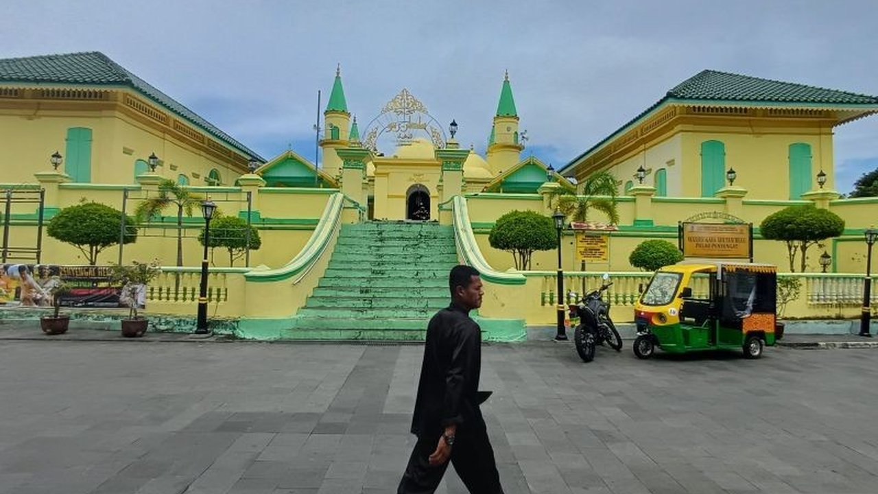 Provinsi Kepulauan Riau (Kepri) berhasil meraih posisi ketiga sebagai Destinasi Ramah Muslim Nasional 2025. Penasaran apa yang membuat Kepri istimewa?