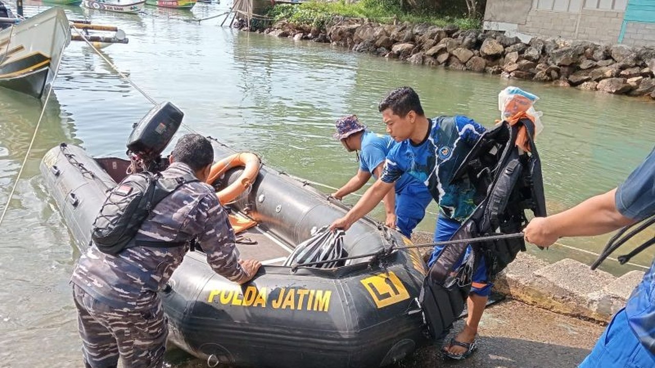 Tim SAR gabungan berhasil mengevakuasi jasad seorang nelayan Pacitan yang hilang akibat perahu terbalik di Pantai Wawaran. Bagaimana proses pencarian singkat ini berhasil menemukan korban?
