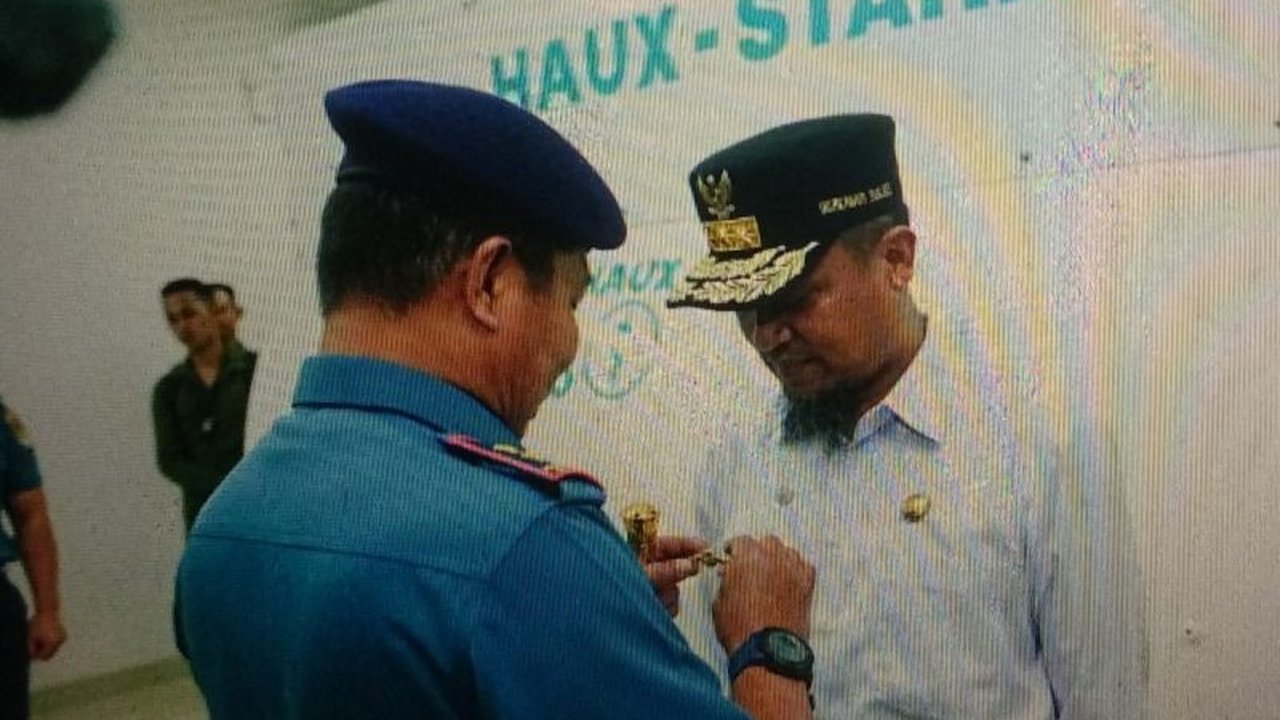 Gubernur Sulawesi Selatan Andi Sudirman Sulaiman menerima Brevet Kehormatan Hiperbarik TNI AL setelah menjalani uji coba di ruang hiperbarik, menandai sinergi kesehatan yang kuat.
