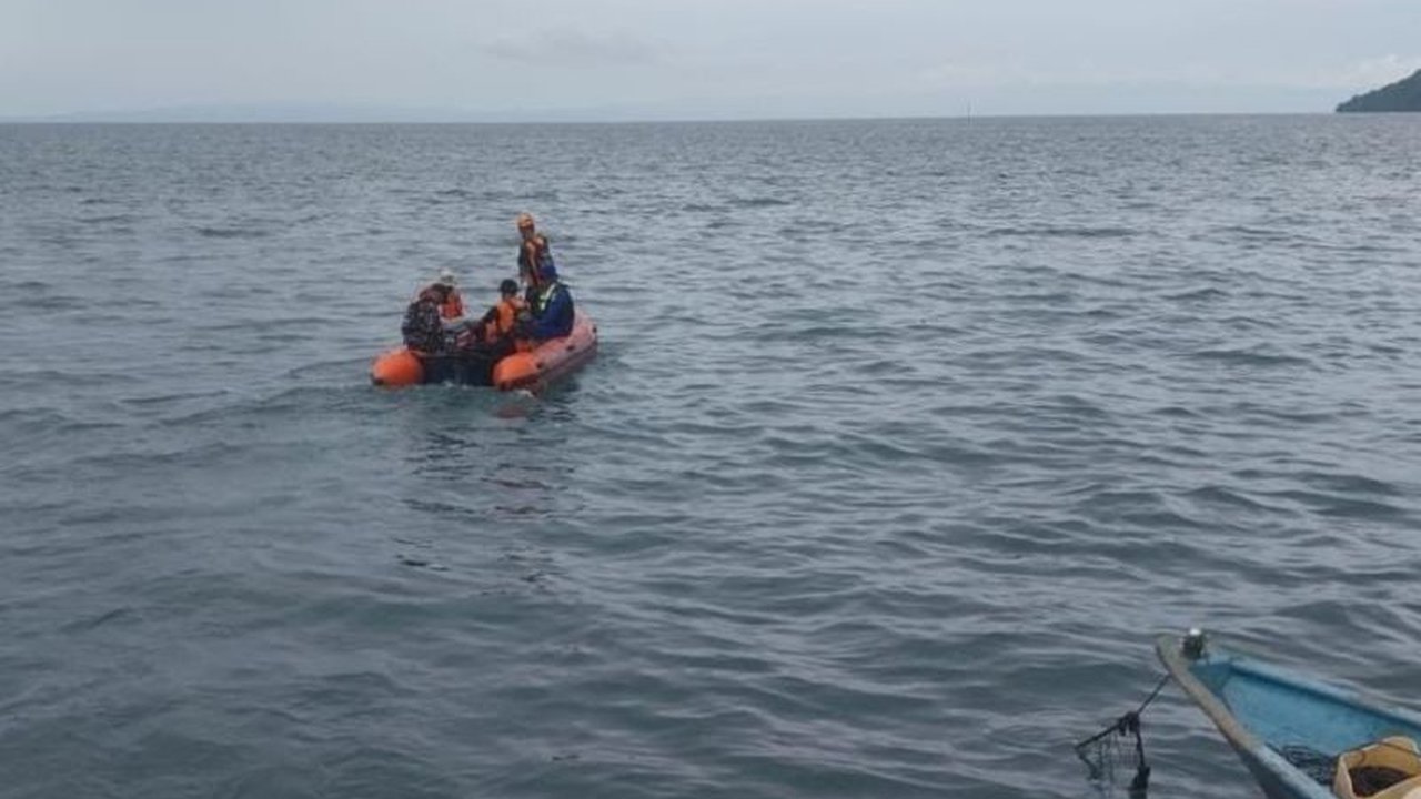 Seorang nelayan asal Manado, Andres Ravaldo Kawung (28), dilaporkan hilang di perairan Halmahera Selatan sejak 8 Oktober 2025. Tim SAR gabungan terus mencari Nelayan Hilang Halmahera Selatan ini, menimbulkan pertanyaan akan nasibnya.