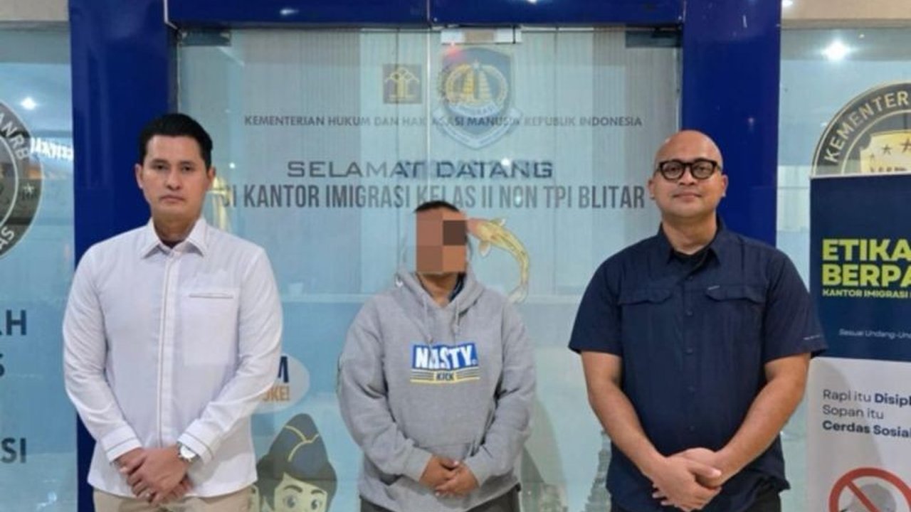 Kantor Imigrasi Blitar mendeportasi seorang warga negara Malaysia (WNA) karena melanggar izin tinggal selama 55 hari. Pelanggaran ini menjadi peringatan keras bagi WNA lain.