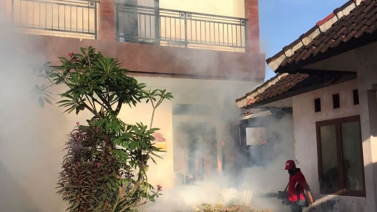 Pemerintah Kota Denpasar mengambil langkah sigap dengan gencar melakukan fogging ULV di 39 lokasi rawan. Simak upaya Pemkot Denpasar menekan kasus DBD dan peran masyarakat!