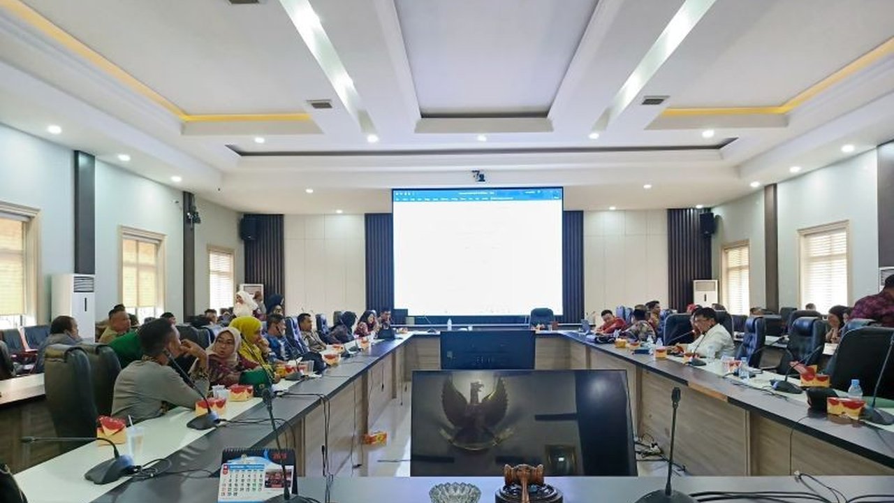Legislator Jambi serius memperjuangkan peningkatan Gaji PPPK Paruh Waktu hingga Rp3,5 juta melalui celah penganggaran APBD 2026, meski APBD diperkirakan turun. Akankah tuntutan kesejahteraan ini terwujud?