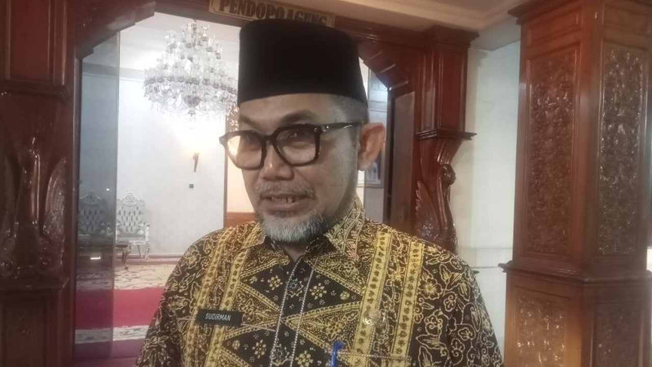 Pemprov Jambi serius tangani inflasi Jambi yang mencapai 3,7 persen, lebih tinggi dari rata-rata nasional. Langkah operasi pasar dan intervensi harga disiapkan. Akankah berhasil?