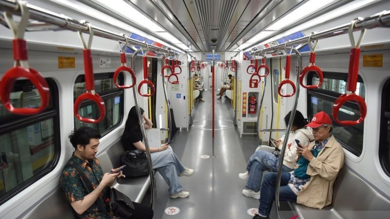 Pemerintah Provinsi DKI Jakarta memastikan **tarif MRT dan LRT** tidak akan naik, meski ada wacana efisiensi subsidi. Simak alasan di balik keputusan penting ini!