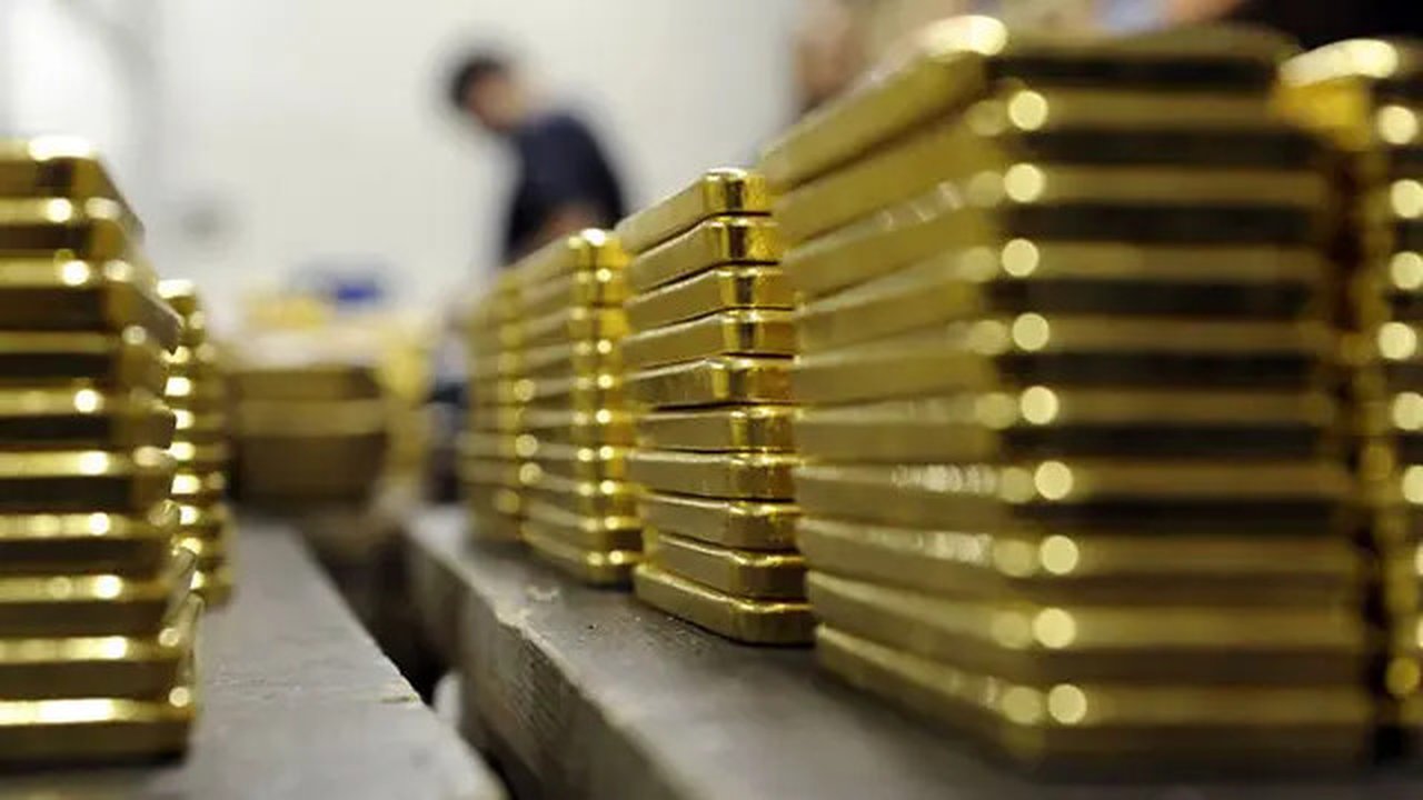 Aksi jual terjadi dan kekhawatiran terhadap situasi ekonomi China membuat harga emas turun 0,5 persen menjadi US$ 1.153,60 per ounce.