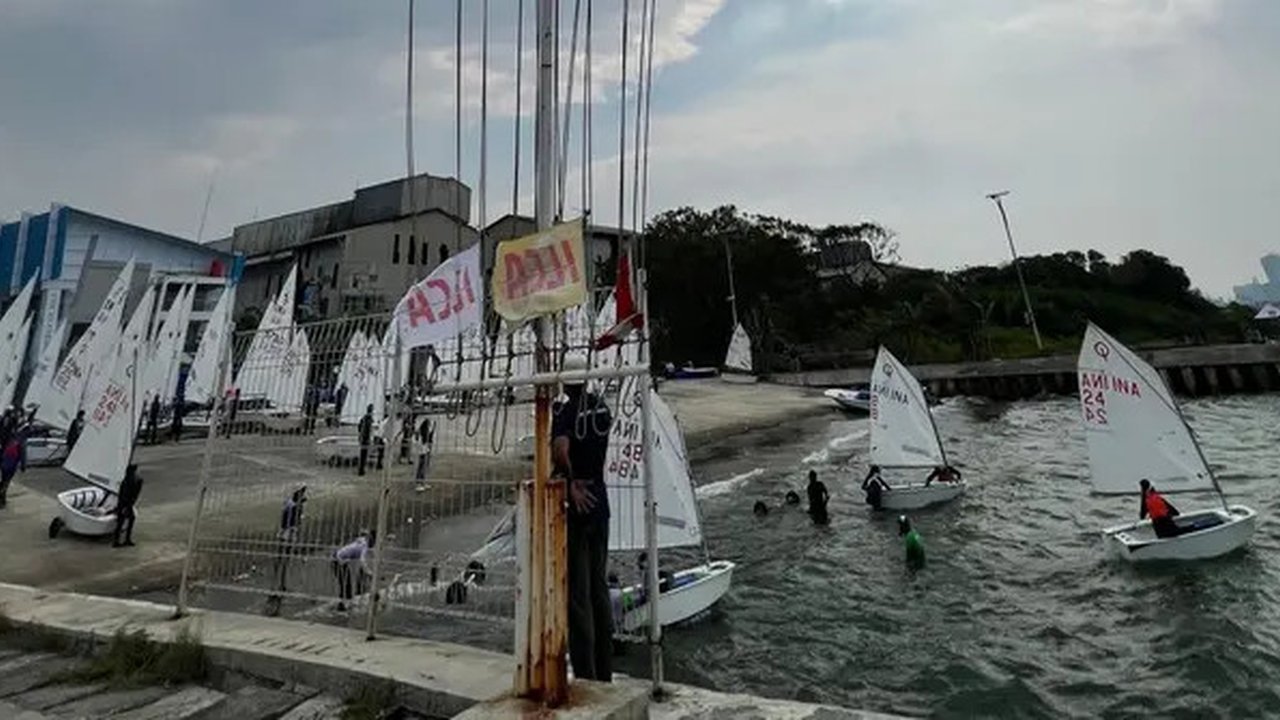 Persatuan Olahraga Layar Seluruh Indonesia (Porlasi) menggelar Kejuaraan Nasional Layar Indonesia Regatta II 2025 di Indonesia National Sailing Center, Jakarta, 10-12 Oktober 2025. (Dok. Disp